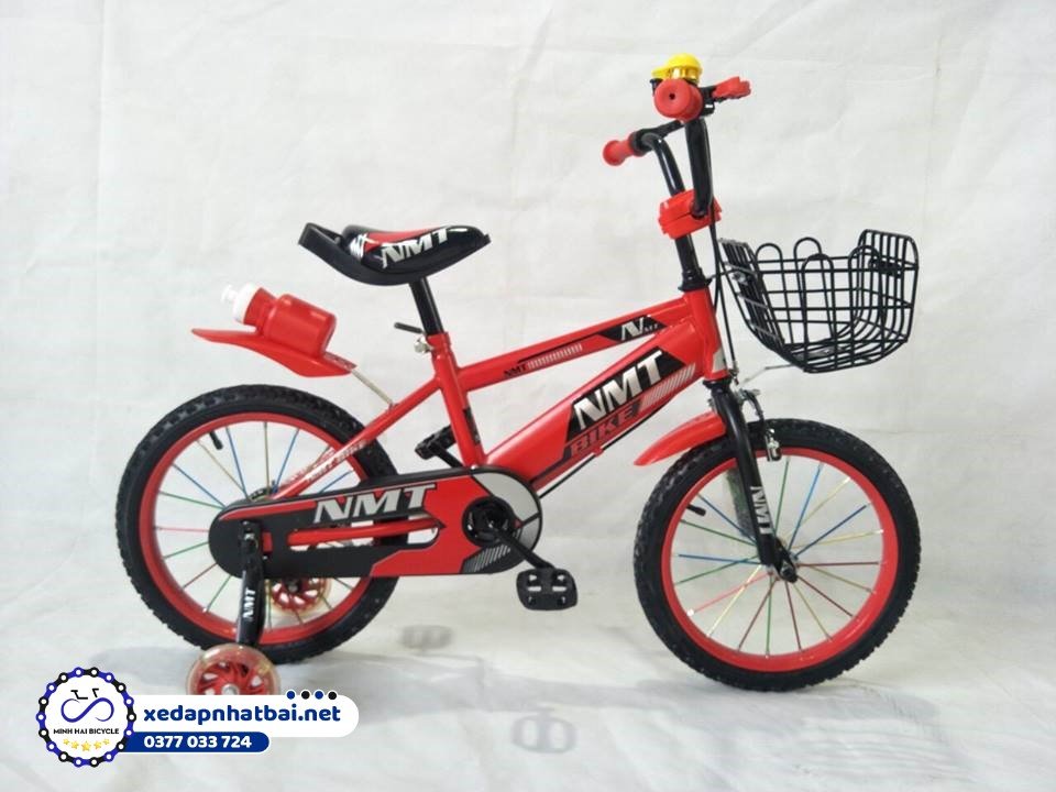 Xe đạp NMT màu đỏ là dòng sản phẩm được nhiều bậc phụ huynh ưa chuộng cho con em của mình