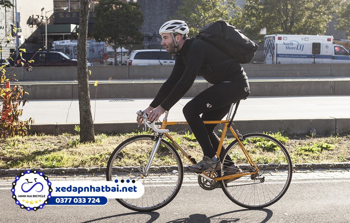 Bạn nên bỏ bớt đồ ở nhà khi mang balo đi làm bằng xe đạp