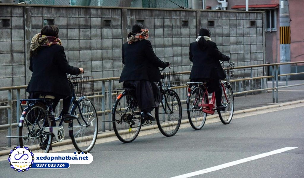Ở Nhật, xe đạp di chuyển bên làn đường bên trái, chứ không phải bên phải như ở các quốc gia khác