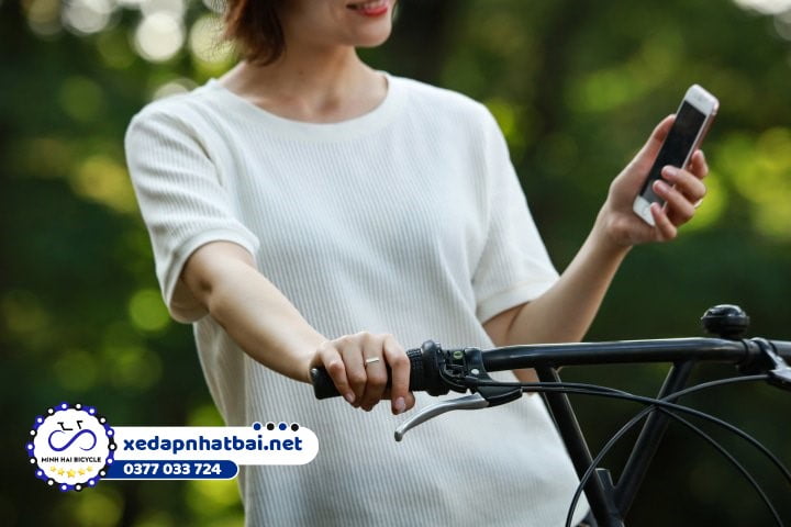 Không sử dụng điện thoại khi đang đi xe đạp để tránh gây tai nạn giao thông