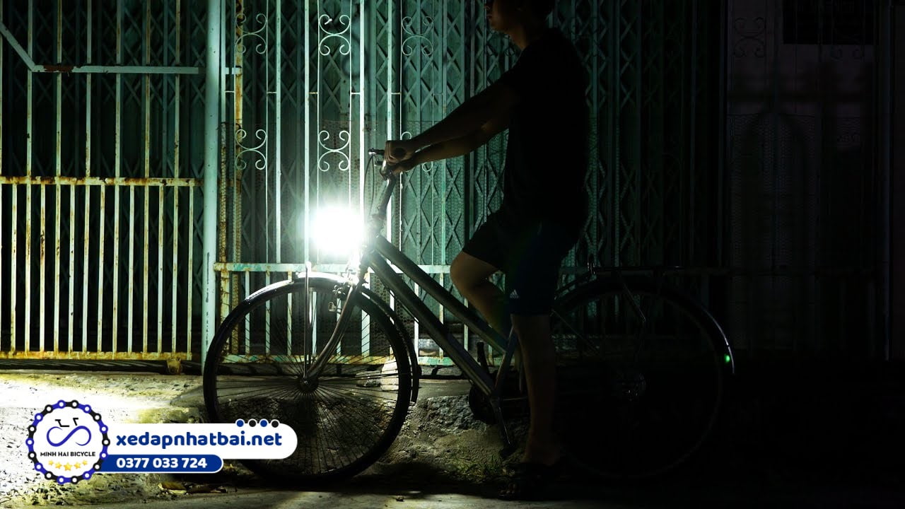 Khi di chuyển vào buổi tối bằng xe đạp, bạn phải bật đèn xe lên