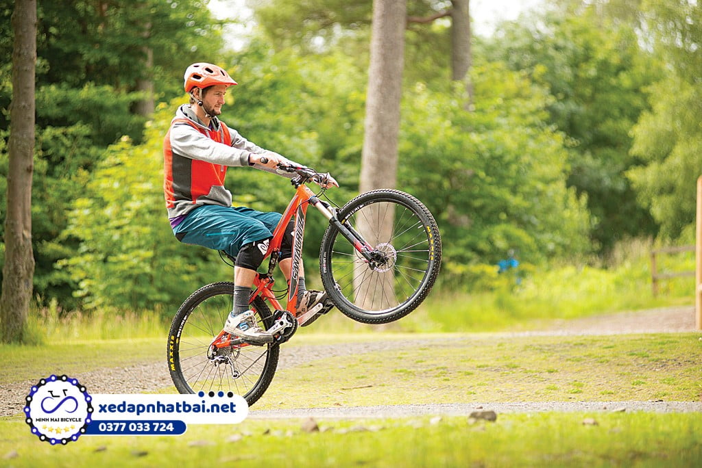 Kỹ năng sử dụng xe đạp nhấc bánh trước xe lên giúp bạn dễ dàng vượt qua chướng ngại vật