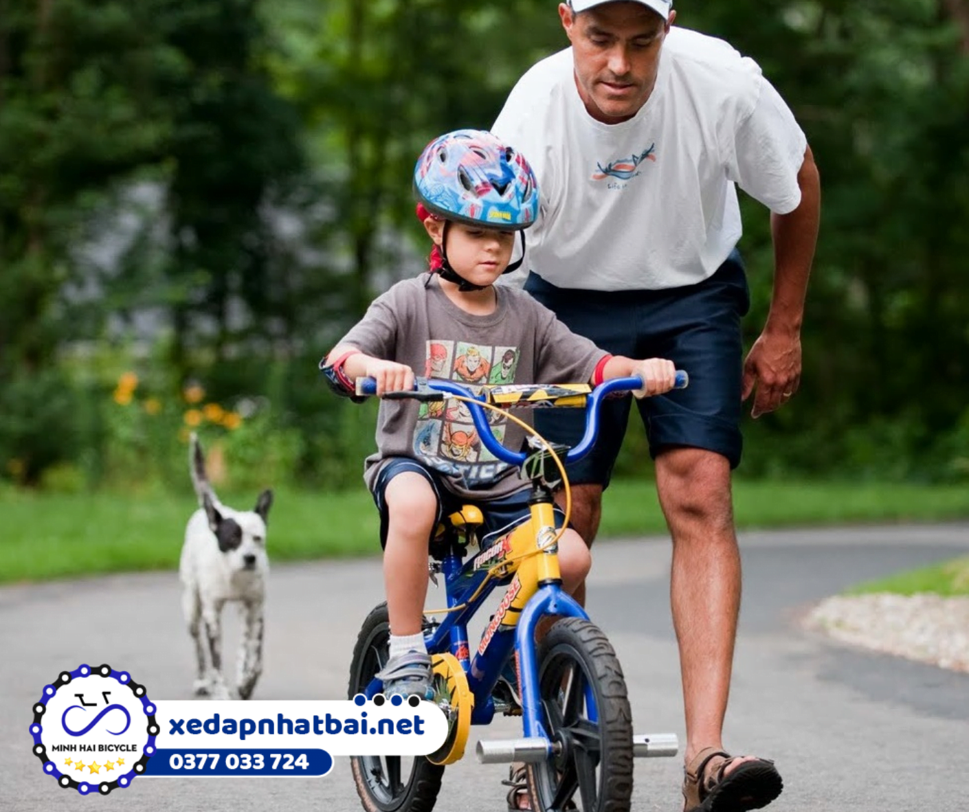 Cách dạy bé đi xe đạp 2 bánh cho trẻ an toàn nhất là bạn luôn giữ hờ ở phía sau