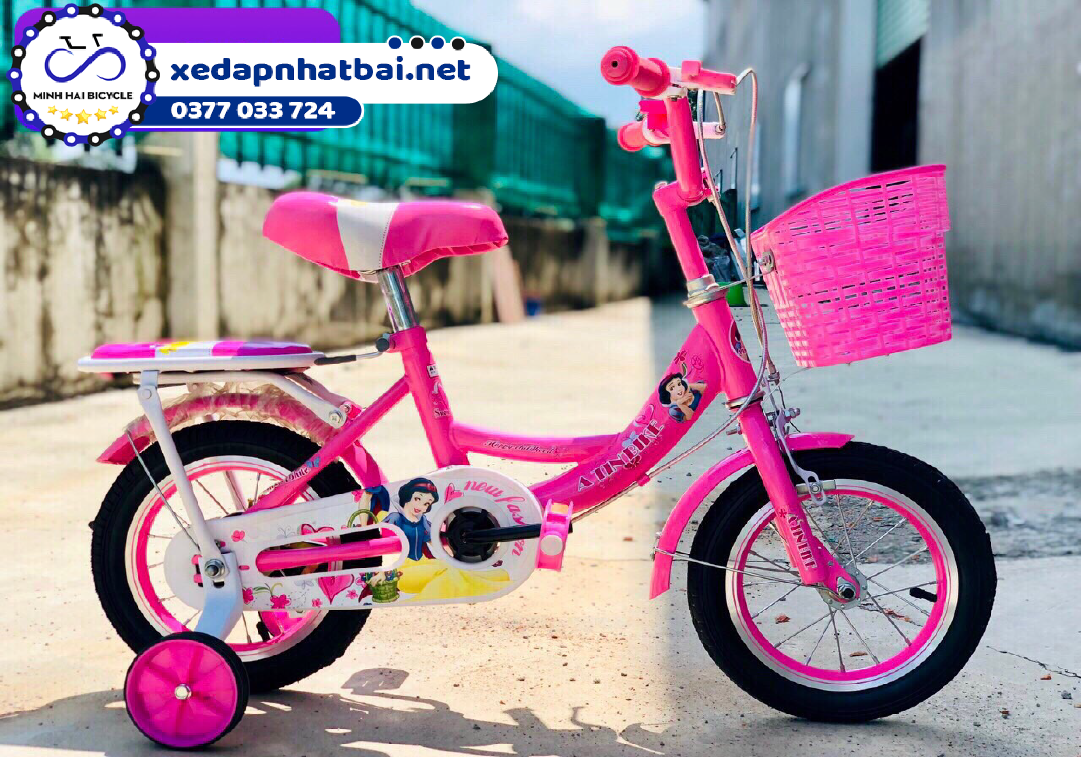 Xe đạp màu hồng cho bé 2 tuổi nữ, với những hình dáng công chúa xinh xắn, được cách điệu thêm màu trắng nhẹ nhàng, chính là lựa chọn hoàn hảo nhất của bố mẹ dành cho các bé