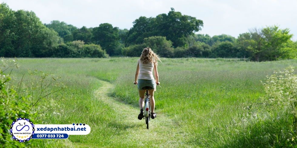 Chiêm bao bạn đang đạp xe đạp đi trên cỏ nghĩa là bạn đang cảm thấy bình yên và thư giãn