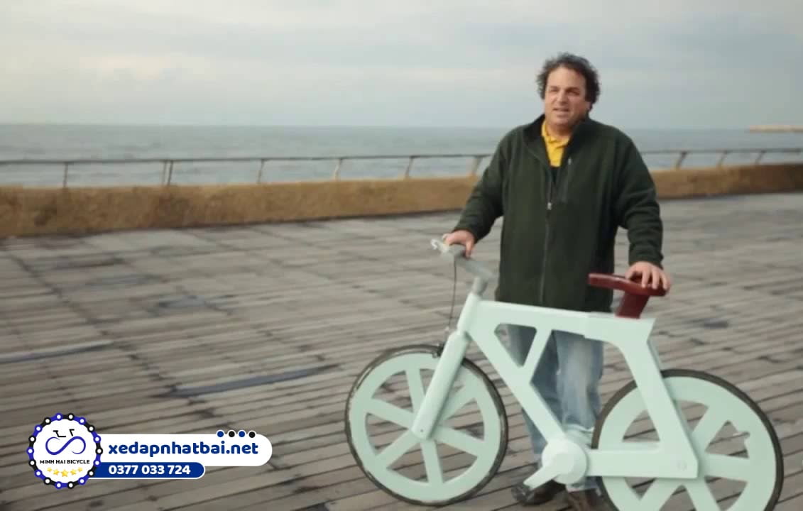 Xe đạp bìa cứng được tạo nên qua bàn tay nghệ thuật của kỹ sư Izhar Gafni