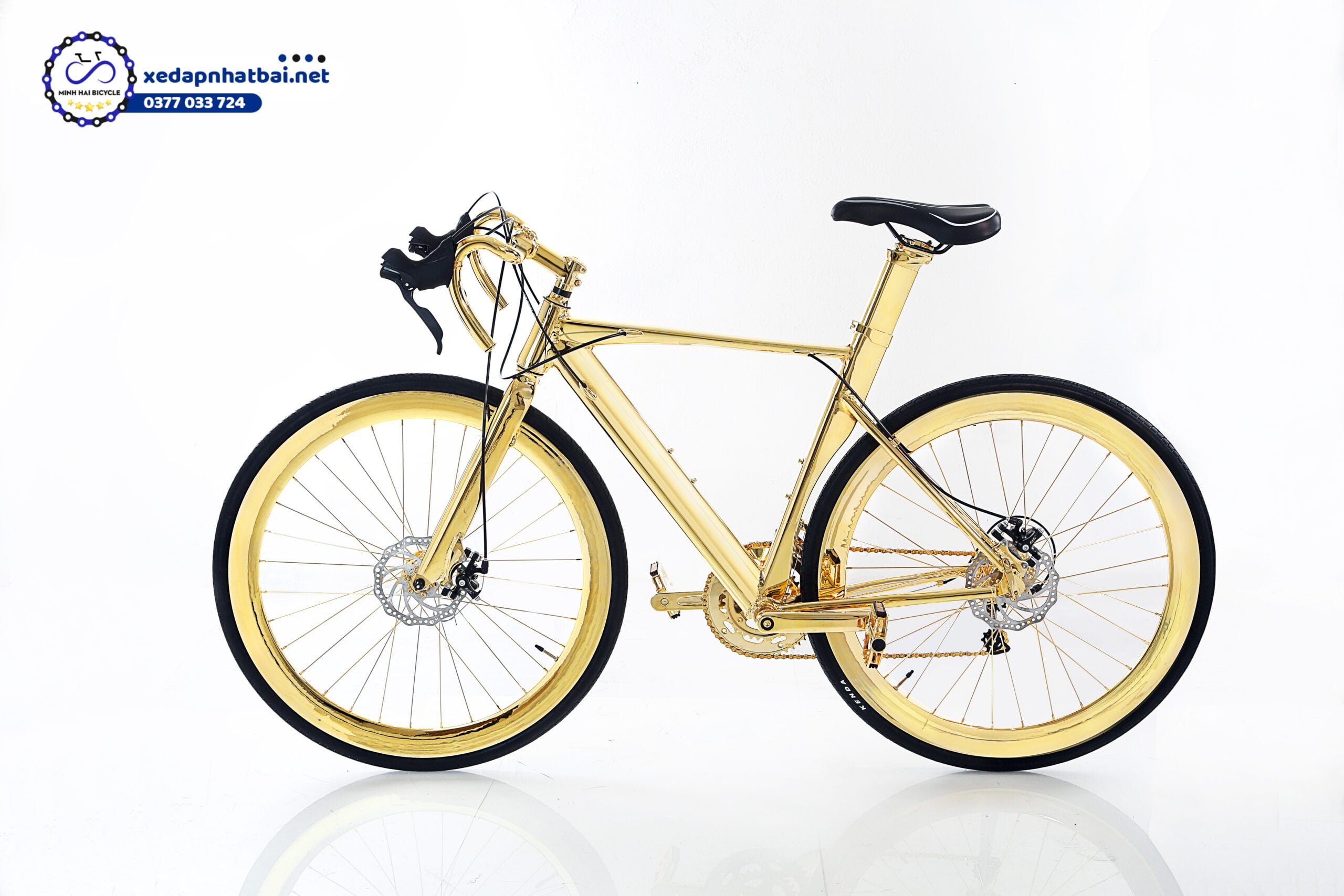 Đây lại là một trong những chiếc xe đạp với toàn thân đều được mạ vàng 24k, trông rất hào nhoáng