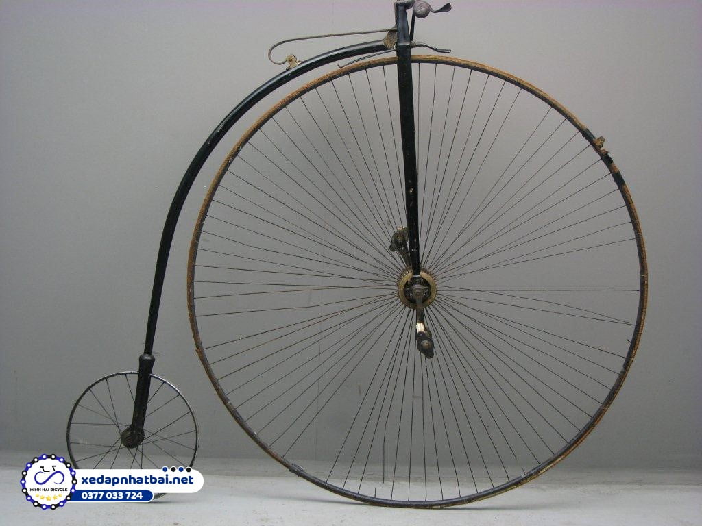 Năm 1879, Bayliss Thomas đã bắt đầu phát minh ra dòng xe đạp với tên gọi là "The Bayliss Thomas"