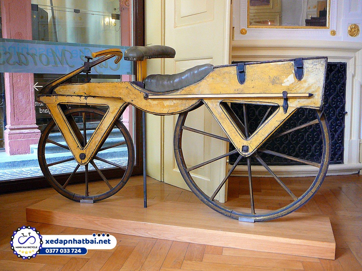 Nam tước người Đức Karl Drais von Sauerbronn được xem là người đã phát minh ra một phiên bản xe đạp cải tiến cho dòng xe hai bánh