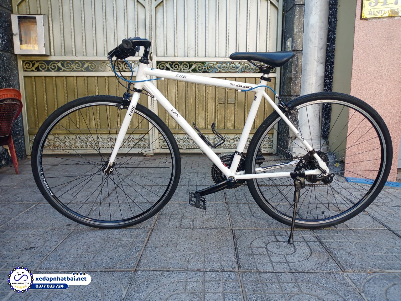 Xe đạp sườn nhôm màu trắng, sắc nét dễ sử dụng